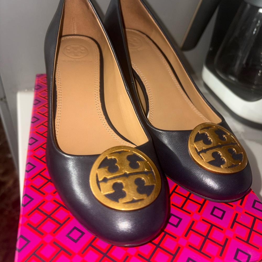 6.5W Tory Burch Navy Blue Heels with Gold Emblem - Picture 3 of 8